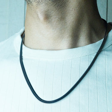 Minimal Snake Chain in Black